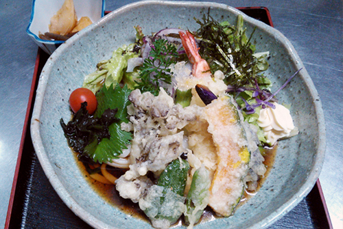 *当店特製・サラダうどん 1080円(税込) そばにもできます
