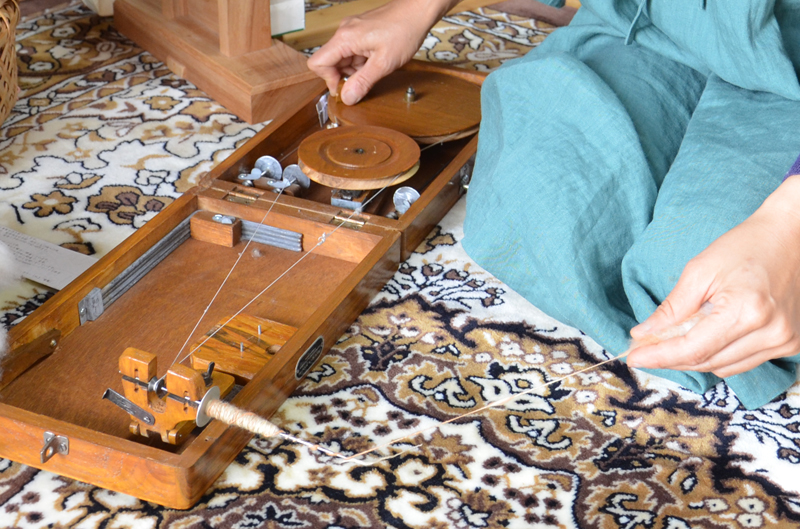 *インドの紡ぎ道具チャルカ