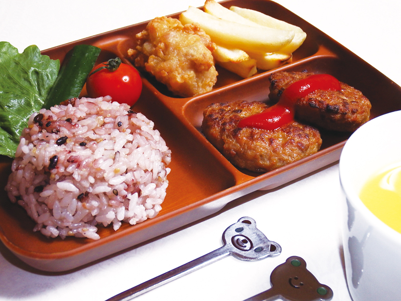 *ハンバーグ、唐揚げなど、子どもの好きなものが 詰まったキッズプレート500円(税別)。