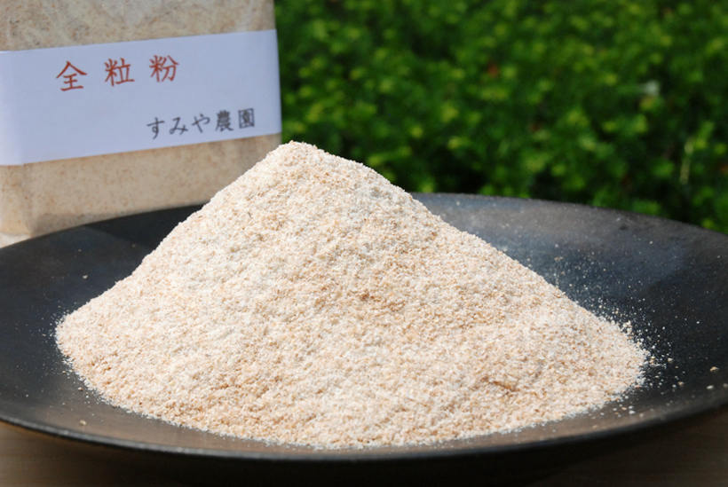 *小麦粉 全粒粉1袋300g 400円(税込) 販売時期…通年 食べ方…パン、焼き菓子に 栄養…炭水化物、たんぱく質等