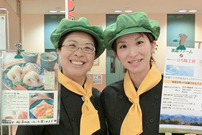 *渡邉博美さん(左)と娘さん